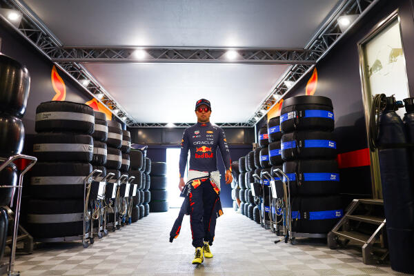 Sergio Perez in de garage kwalificatie Spanje 2022