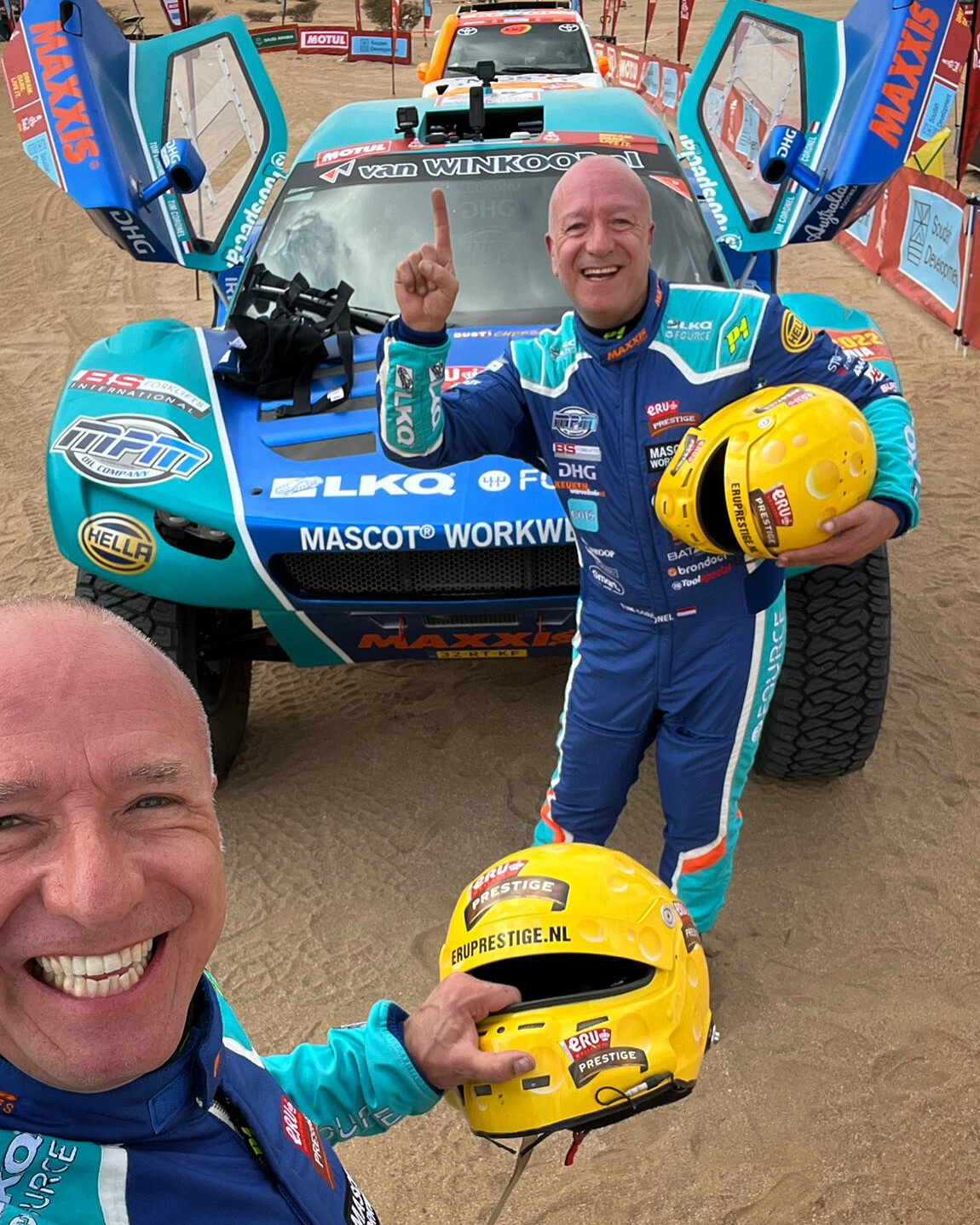 Tim en Tom Coronel selfie tijdens proloog Dakar 2022