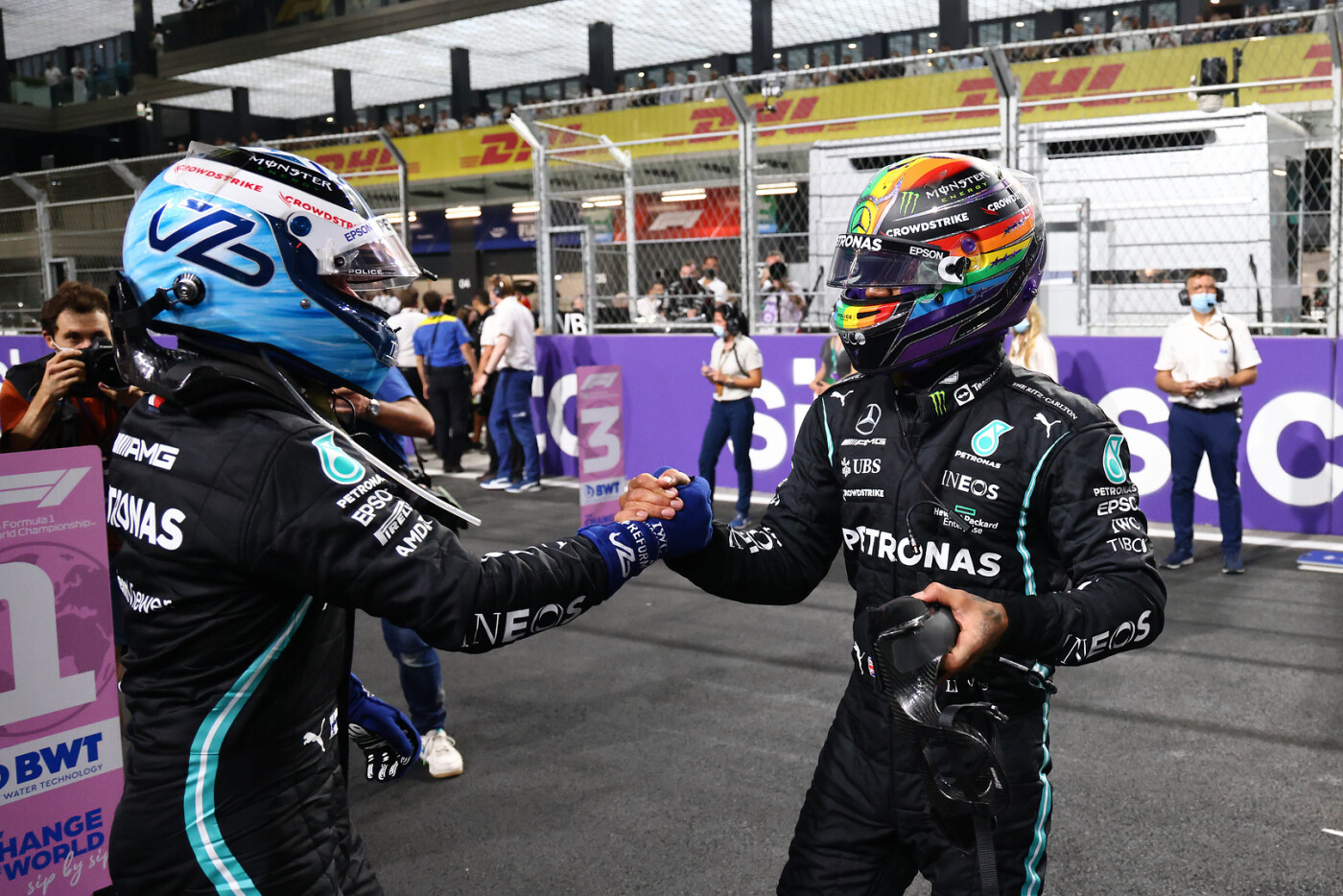Valtteri Bottas en Lewis Hamilton na kwalificatie Grand Prix Saudie-Arabië 2021