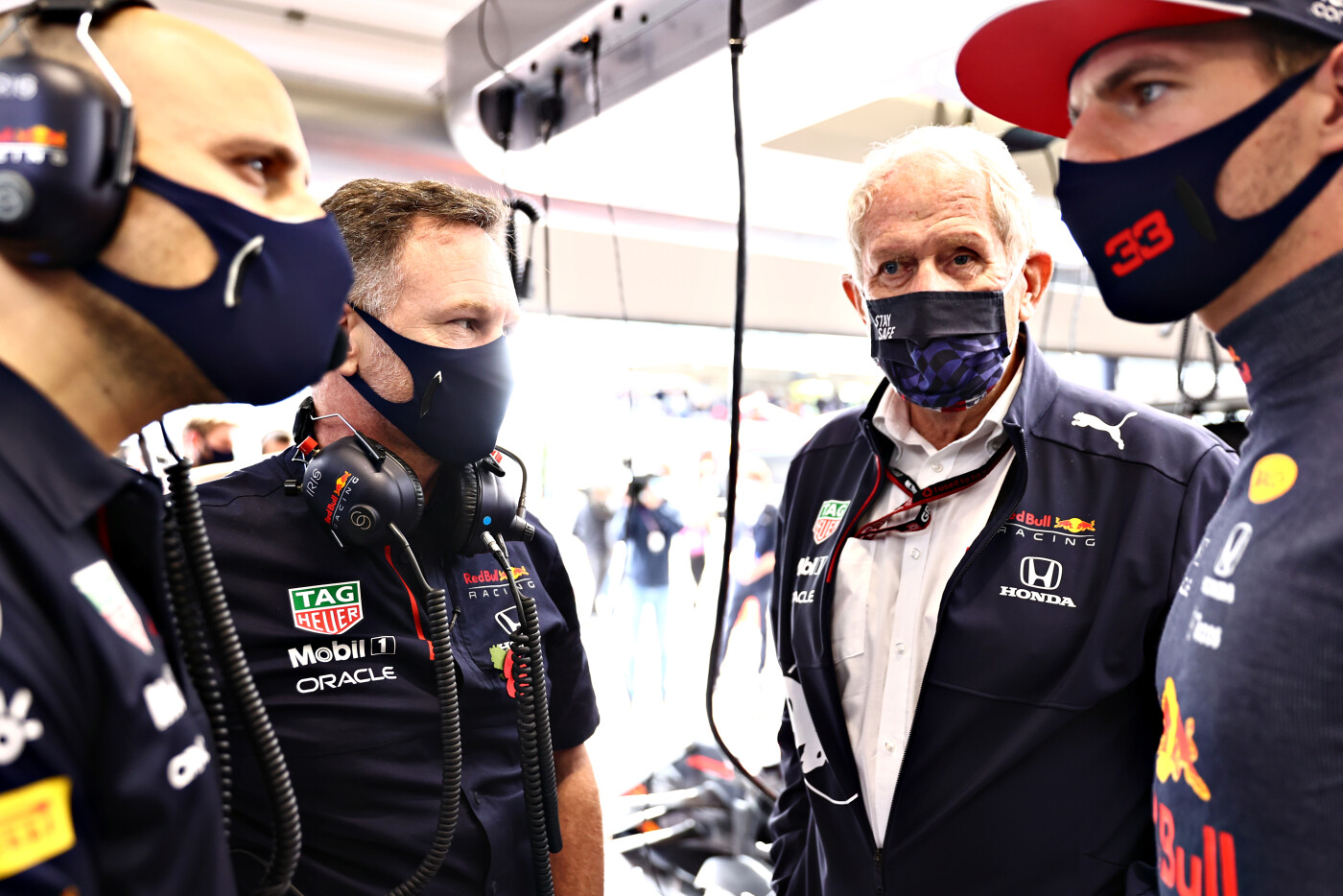 Verstappen Lambiase Horner en Marko overleggen tijdens Sprint Grand Prix Brazilië
