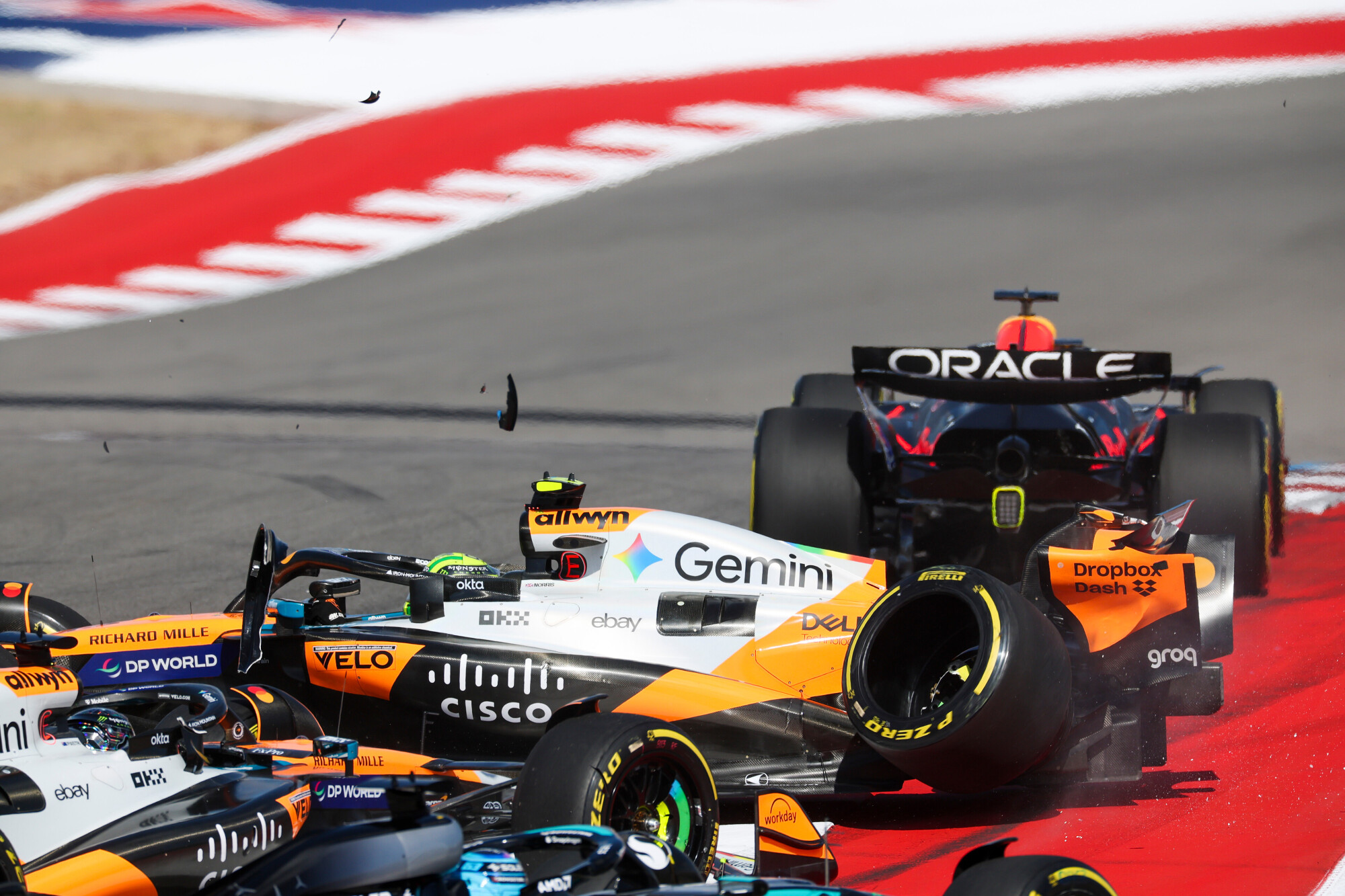 McLarens crashen in bocht één - F1 Grand Prix van Amerika 2025