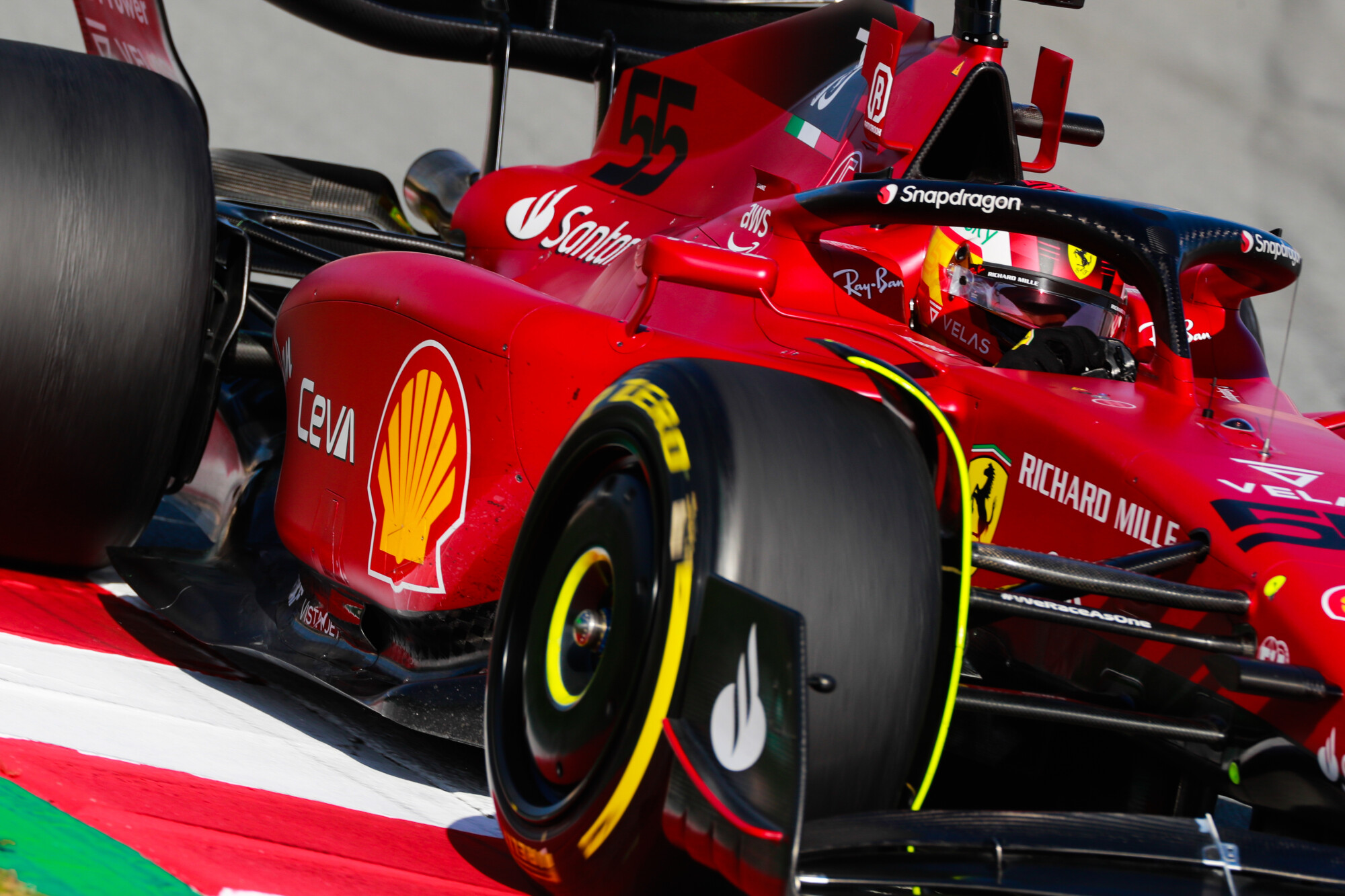 Sainz test barcelona banden