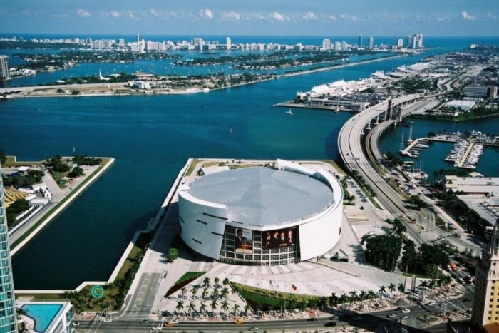 american-airlines-arena-limo-1024x691-700x467