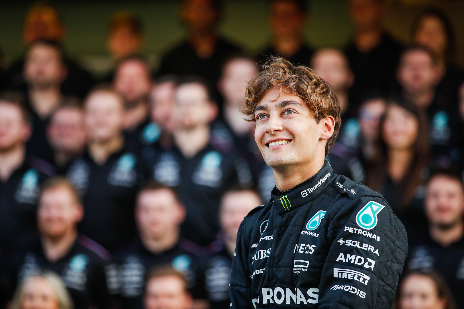 George Russell met team op achtergrond GP Abu Dhabi