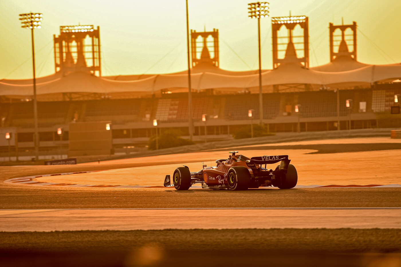 Charles Leclerc rijdt op de baan eerste testdag Bahrein 2022