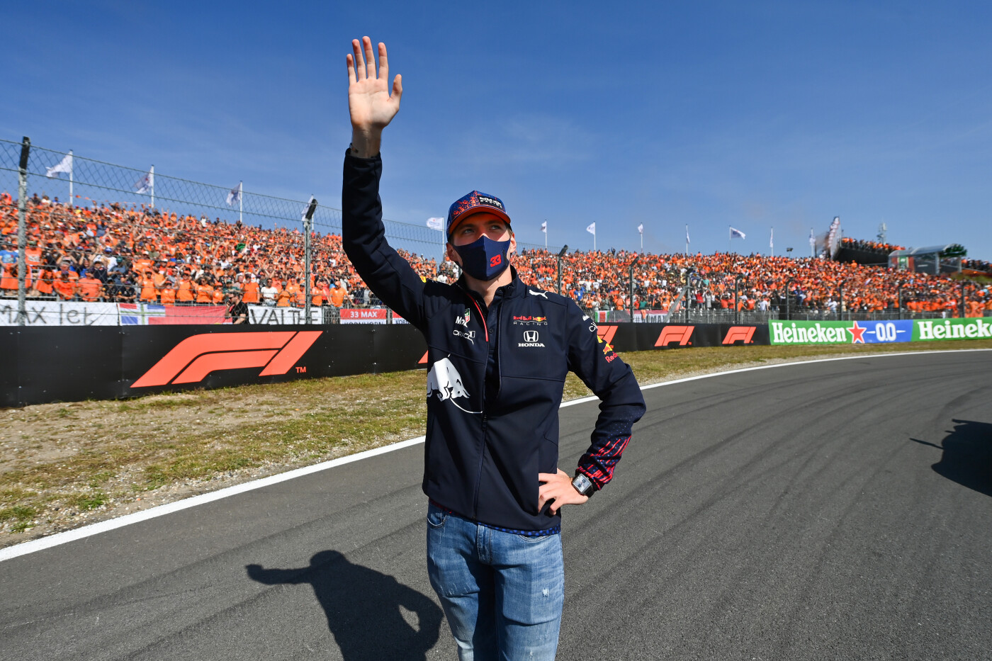 Max Verstappen zwaait naar toeschouwers Dutch Grand Prix 2021