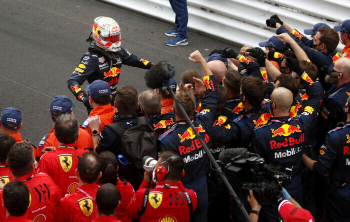 Verstappen-met-team-Monaco-700x445