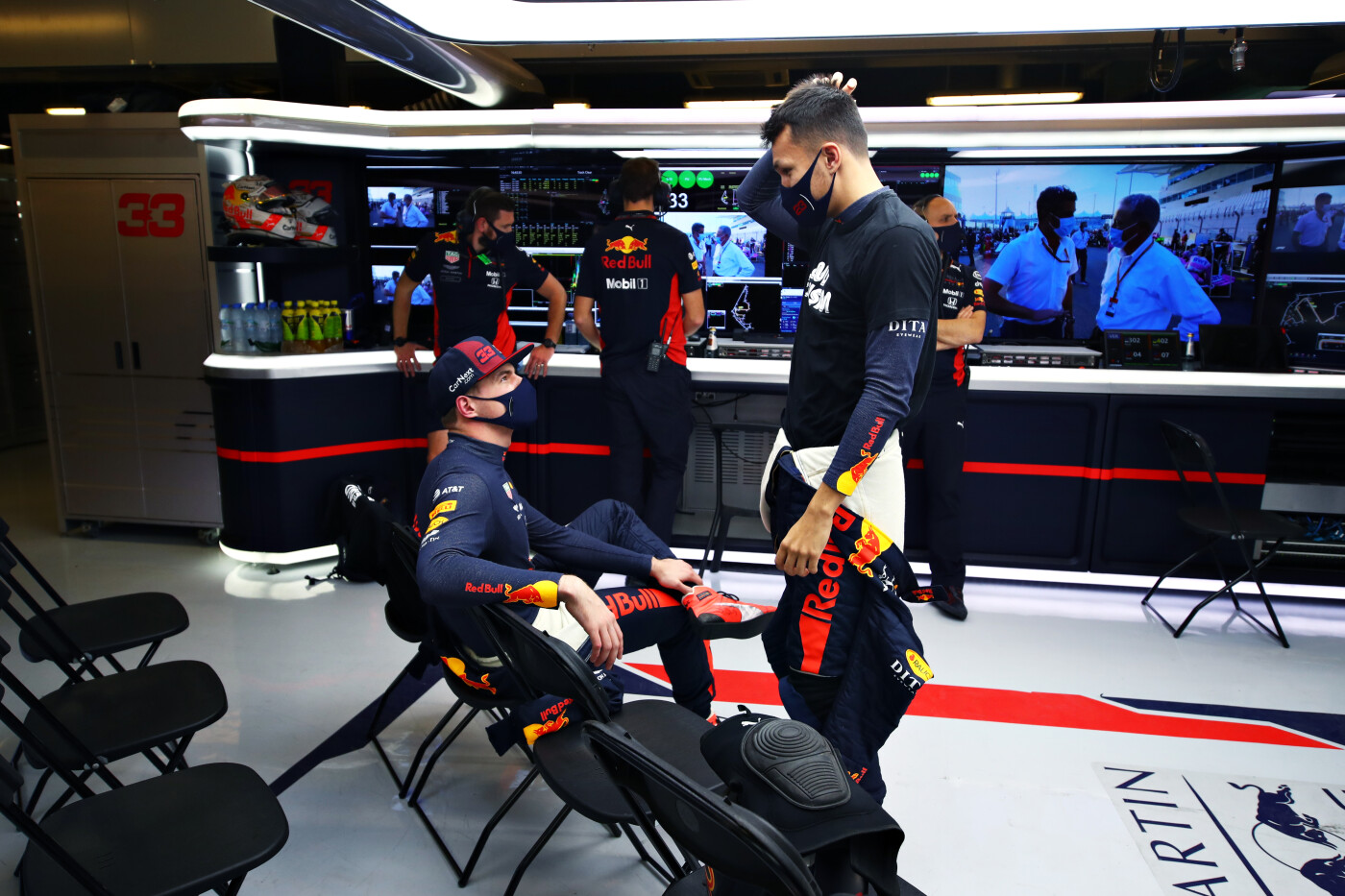 Max Verstappen en Alexander Albon in de garage Grand Prix Abu Dhabi 2020