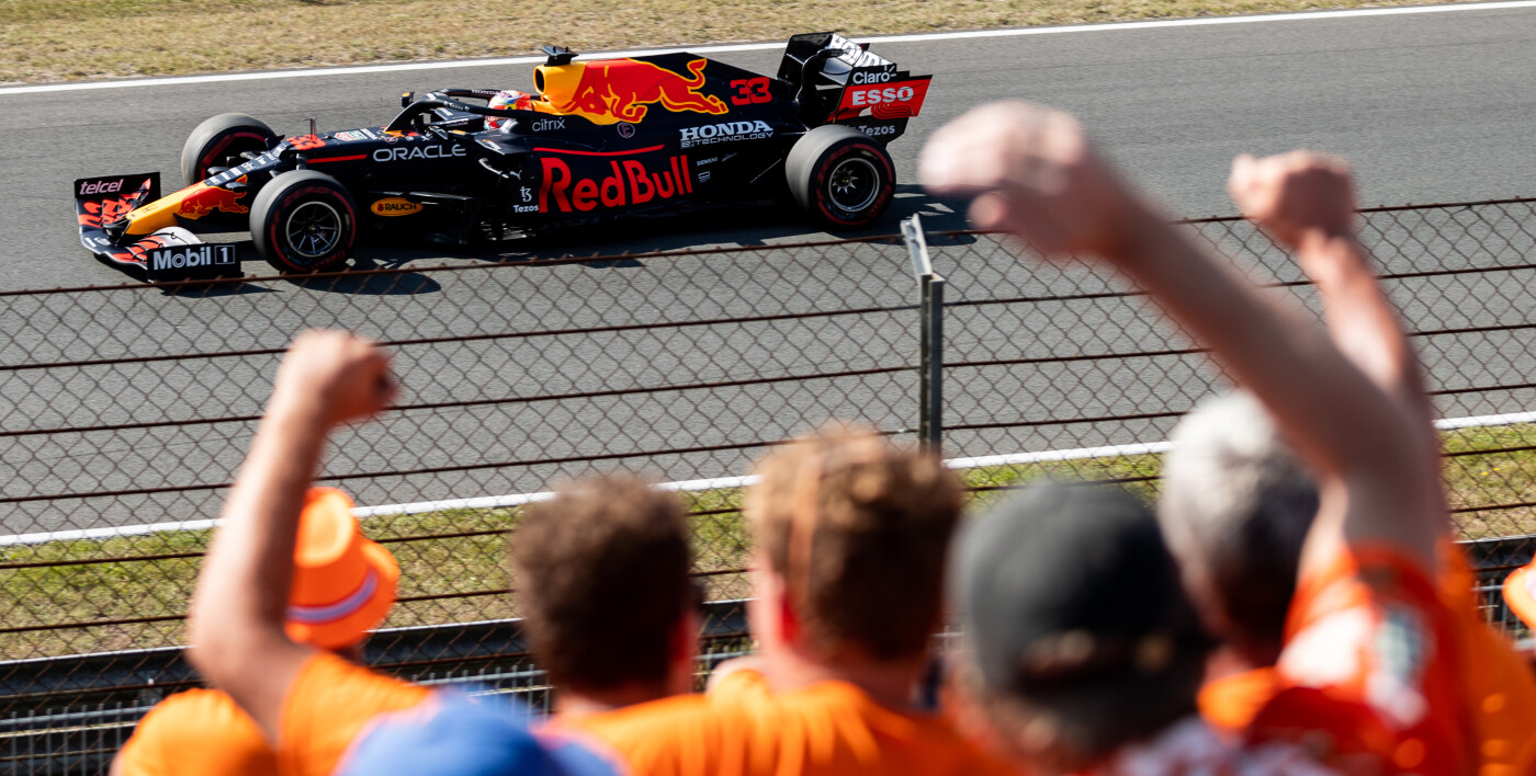 Nederlandse supporters juichen Max Verstappen aan op Zandvoort 2021